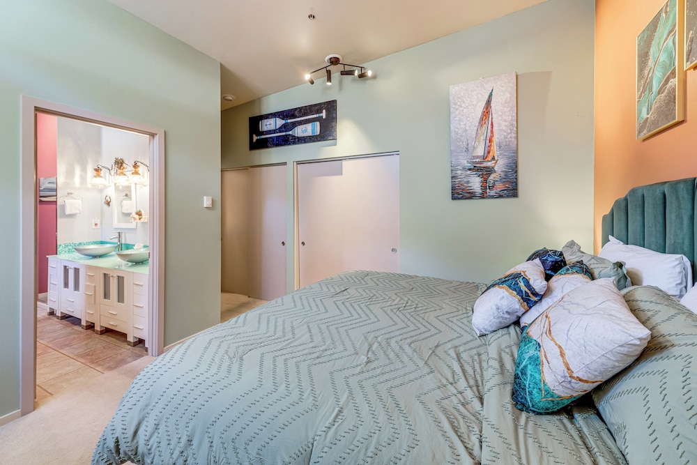 Steps to Pirate Cove: Oregon Coast Condo w/ View