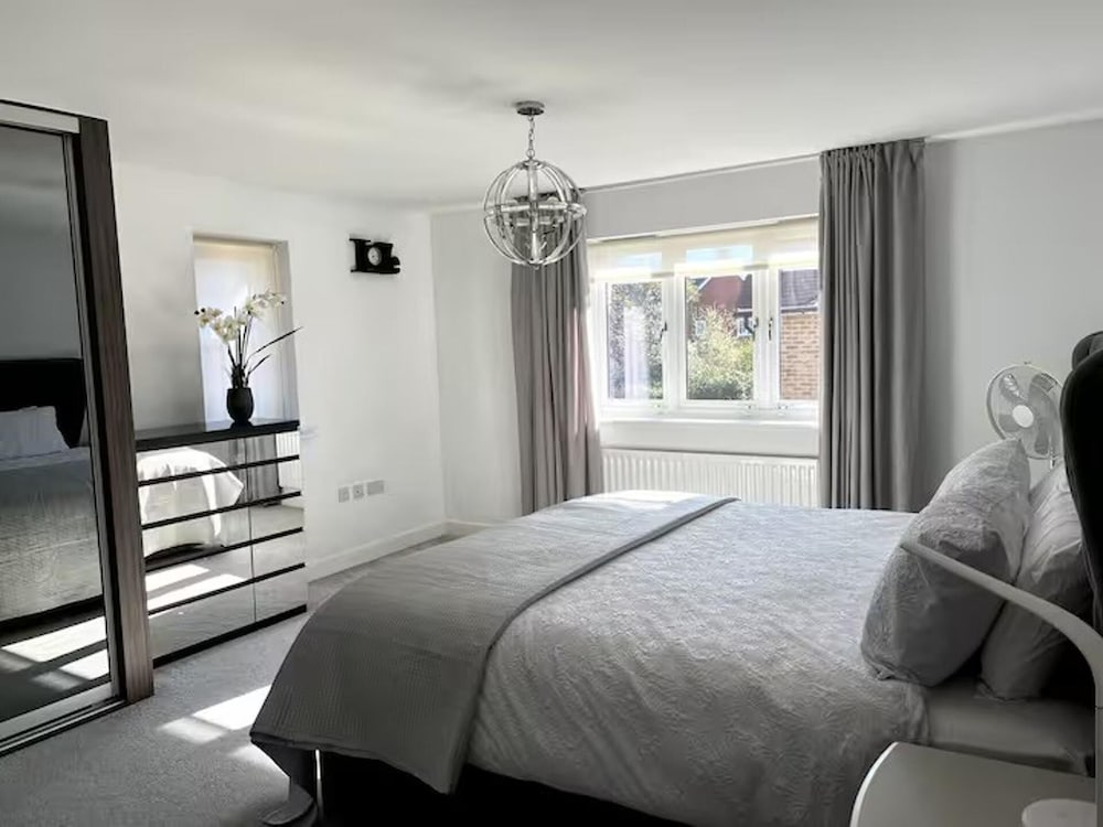 Horley Hideaway - 4 Bedroom House- Sleeps 7