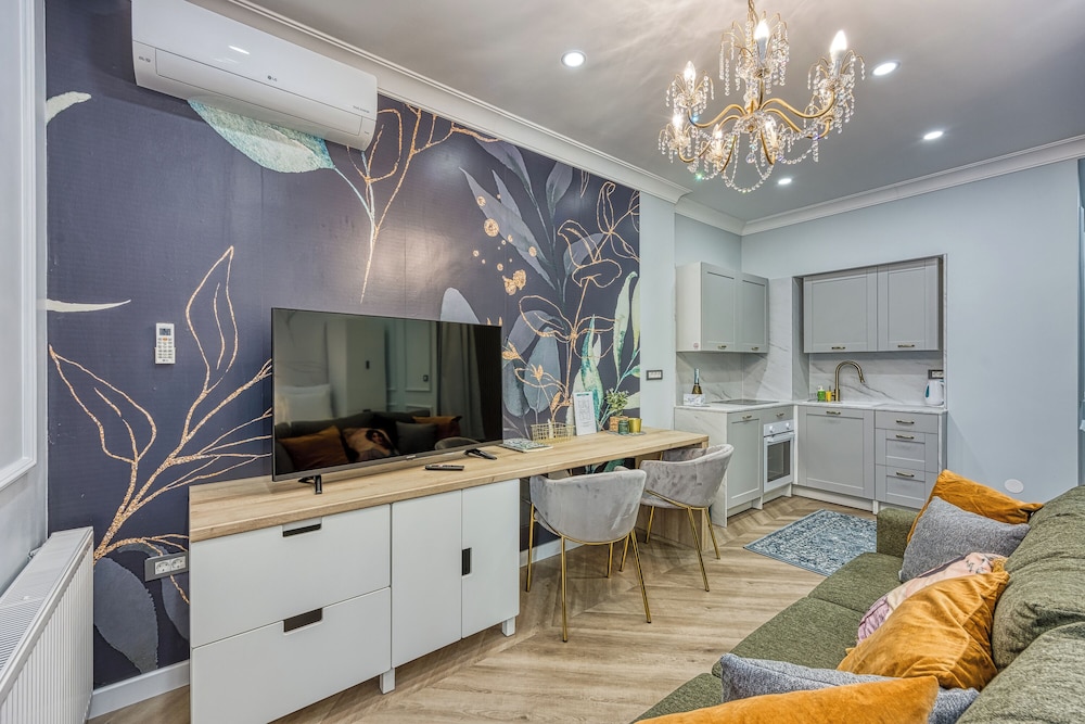 Boutique Downtown Studio with Balcony 1