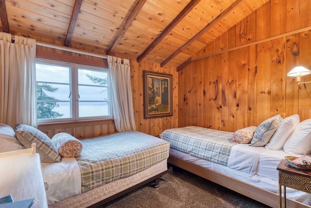 Maxwelton Aerie Bluffside Retreat w/ Sweeping Puget Sound Views + Firepit