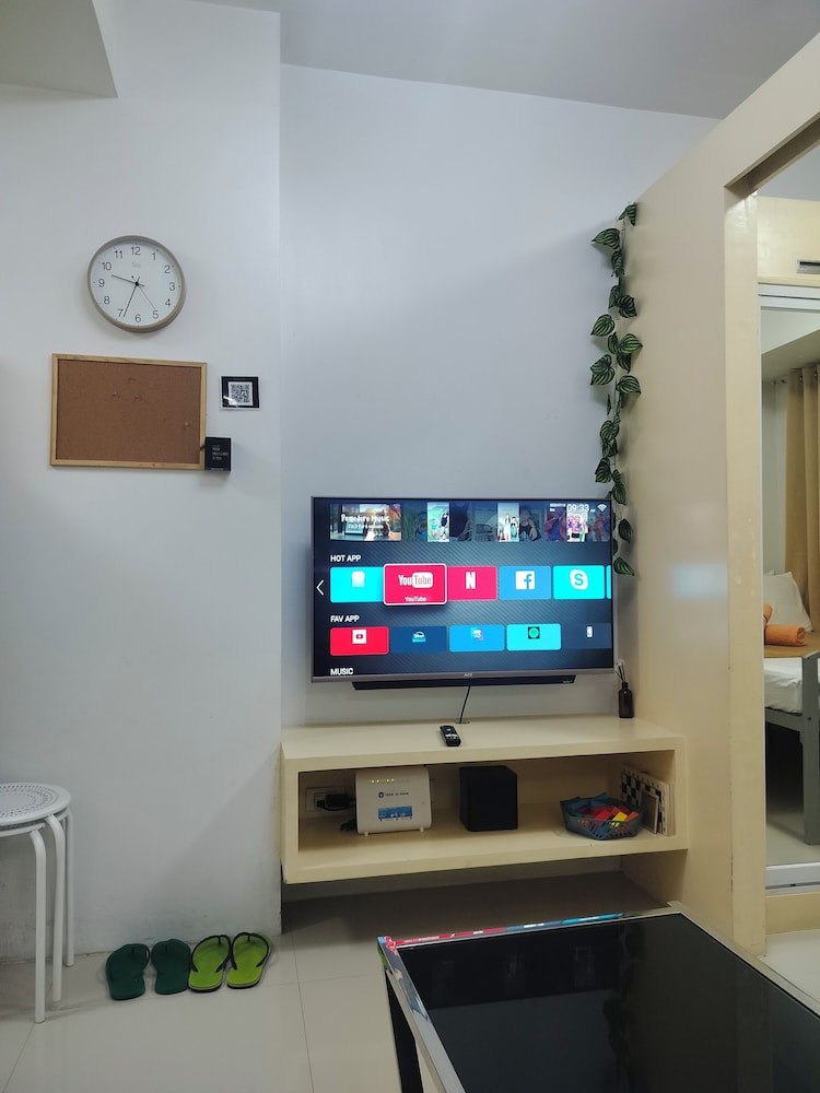 Cozy Quezon City Condo With Private Pool & Elevator Access