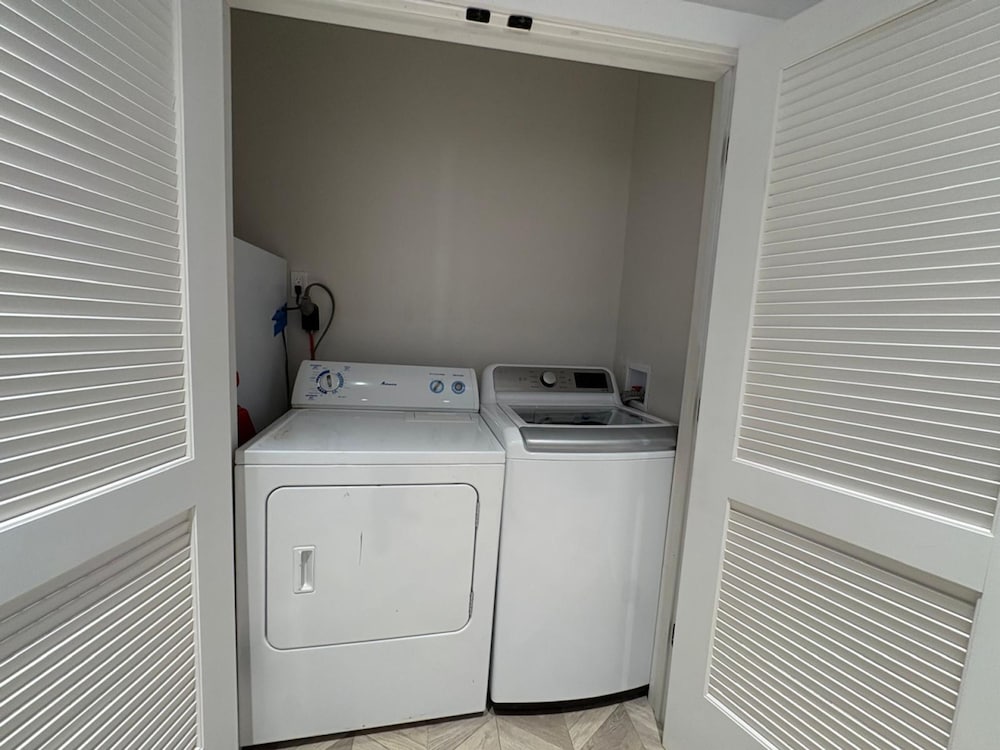 Budget-friendly Home Sleeps 16 Wifi Close to Minyan