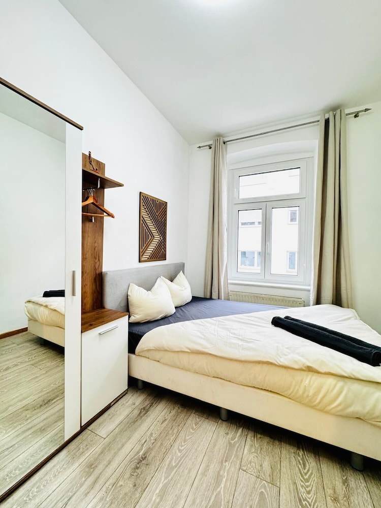 Comfy 4BR 10 Min Transport to Stadthalle