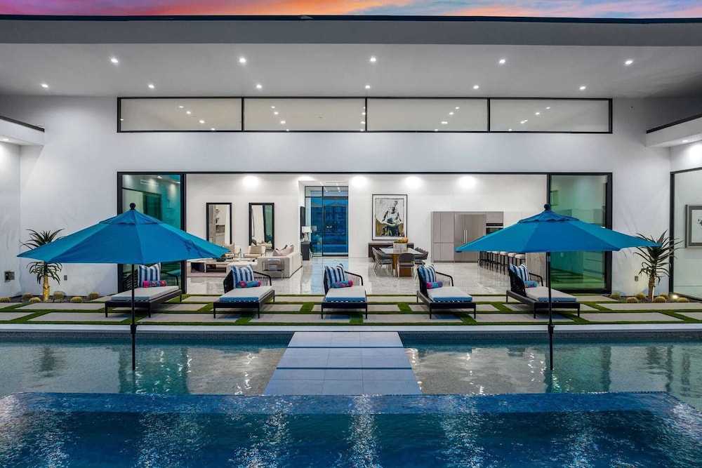 Sleeps 20 Spacious Retreat Pool & Hot Tub Retreat Bravo Villa #4 by Avantstay