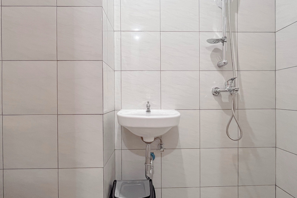 White Style Studio (No Kitchen) Apartment Bandaraya - Tallasa City Makassar