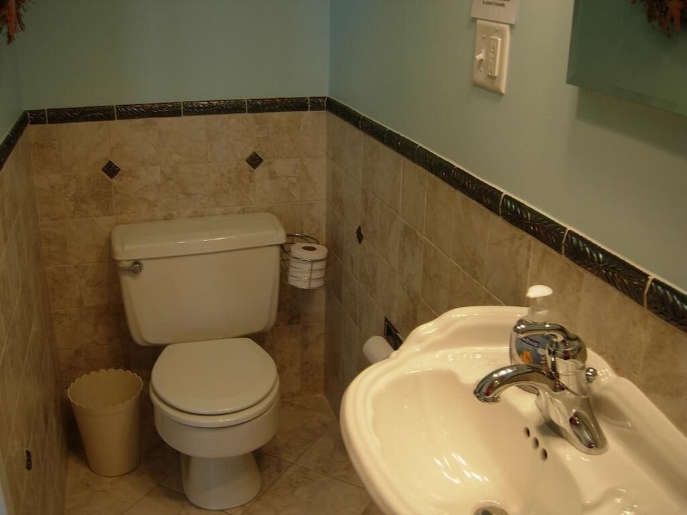 Mariners Court 221