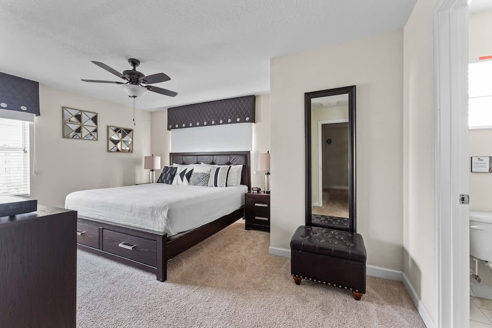 Private Pool and BBQ at Storey Lake 5BR