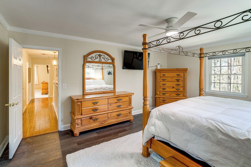 Near Lake Murray: Family Getaway w/ Screened Porch