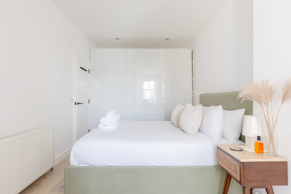 Sleek Scandi-inspired 2BD Flat, Fulham