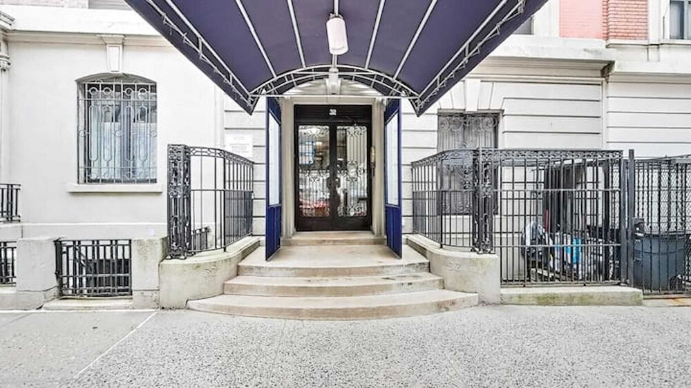 Charming Quiet Studio Right Off Central Park West