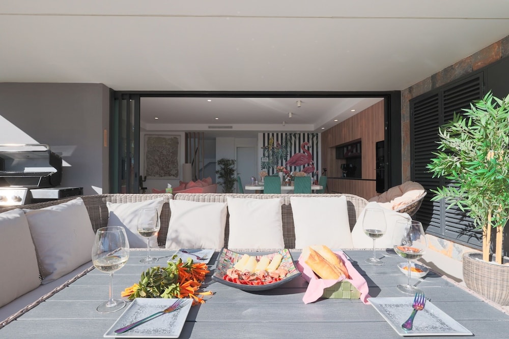 4 Bed Villa - Sleeps 8 - Pool - Garden - Parking