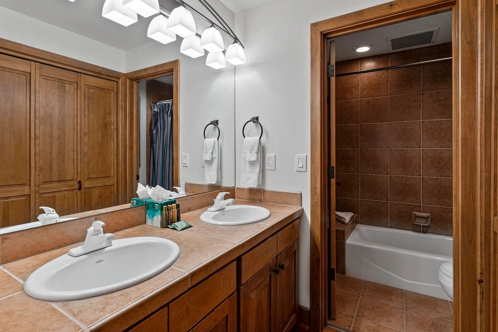 Sterling Lodge at Deer Valley Resort - Three Bedroom Condo with Hot Tub #111 3 Condo