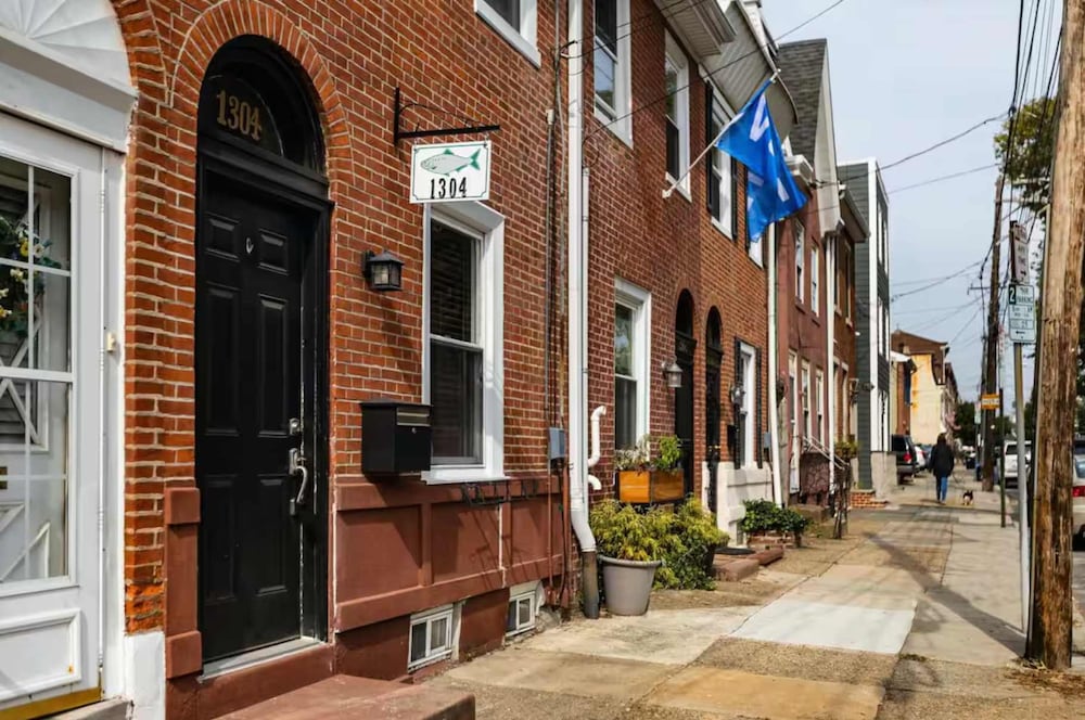 Cozy Art-filled Fishtown Home