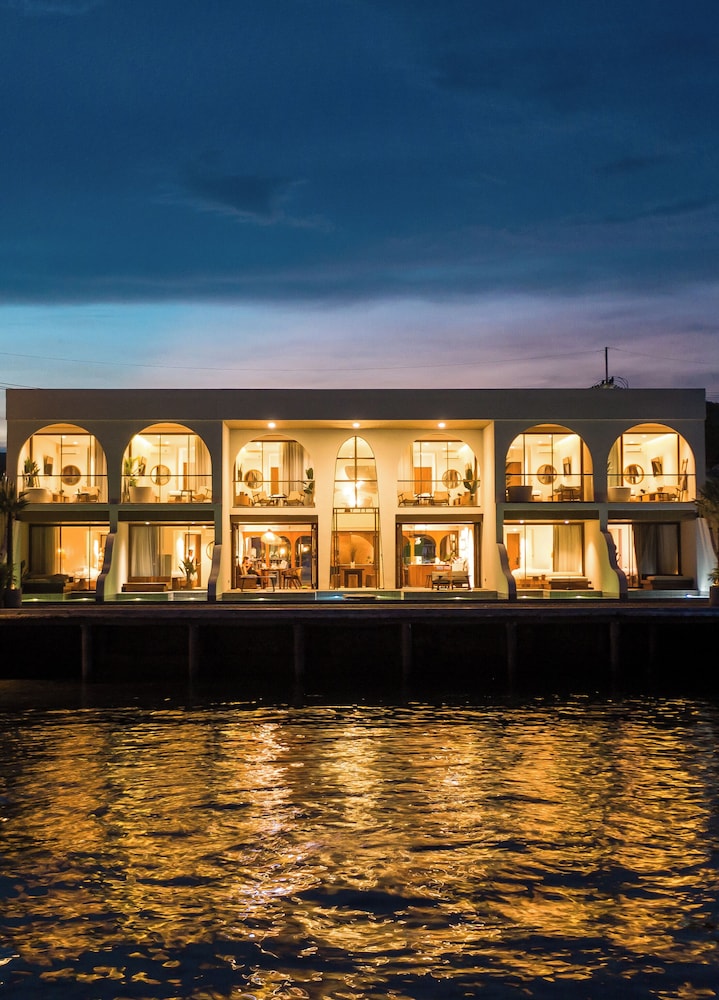 Tasana Bar and Luxury resort