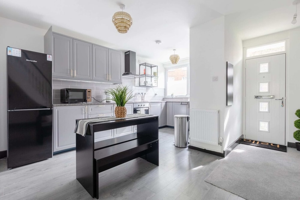 Newly Renovated 3BD Home, Islington!
