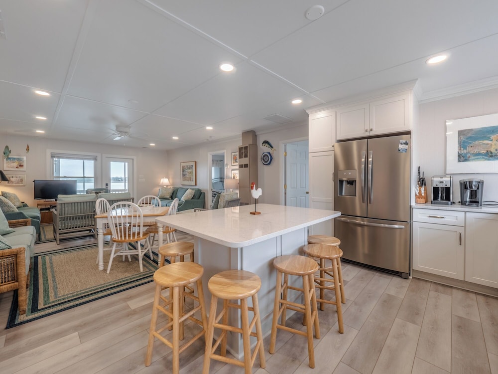 Lindy-B by Topsail Realty