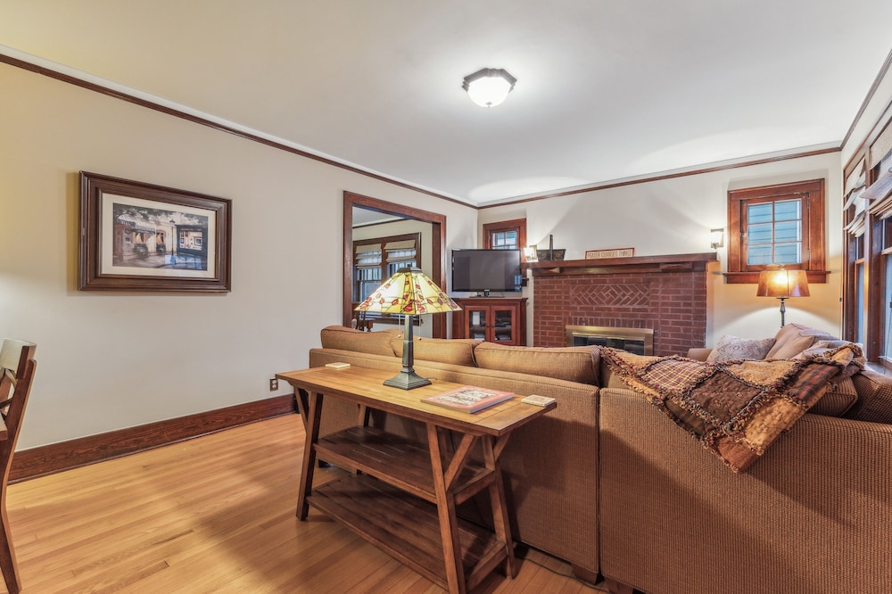 Charming Ann Arbor Retreat Near Dt & Attractions 3 Bedroom Home