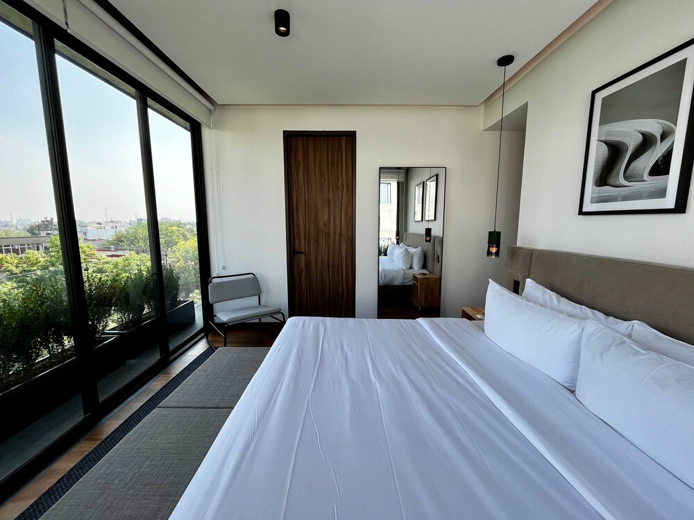 w Amazing 2BR With Elegant Balcony in Roma Nte photo 4