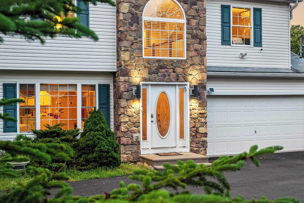 Birch Hollow by Avantstay Cozy Poconos Home w/ Fireplace, Soaking Tub & Kids Play Area