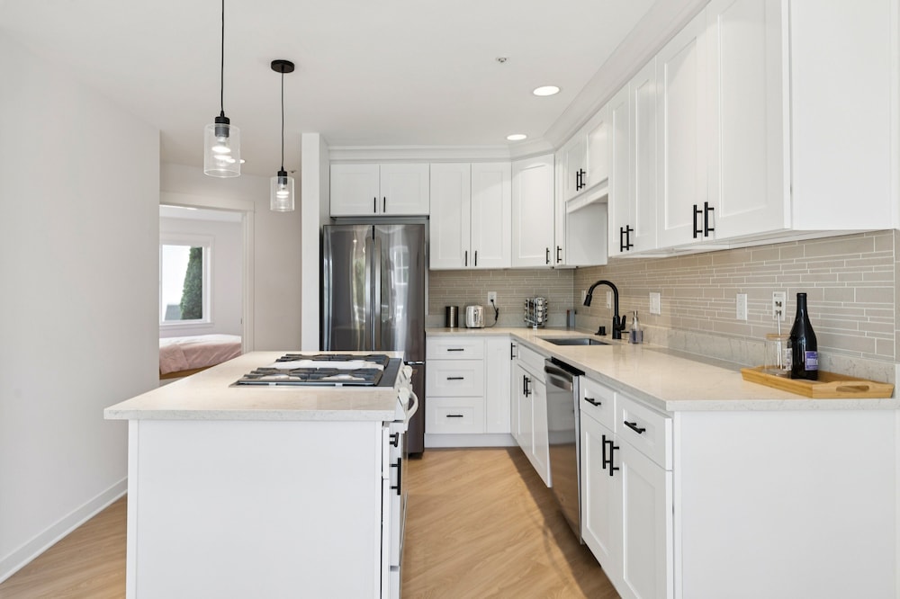 Walkable Seattle Gem Close To Everything 2 Bedroom Condo