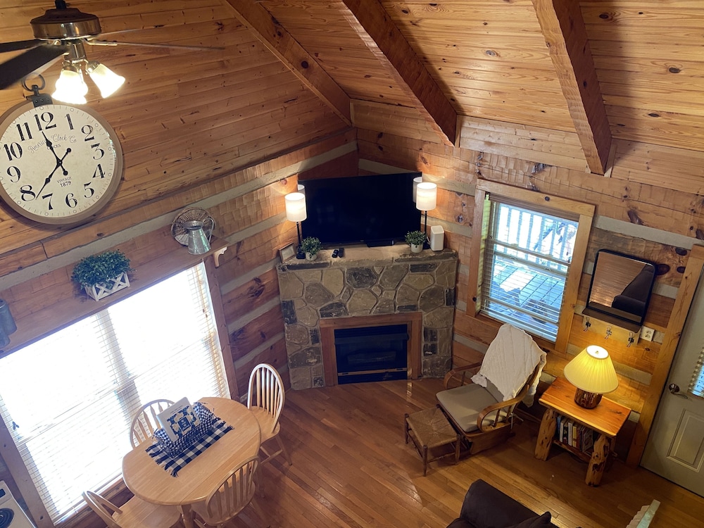 Sweet - 2 Bedrooms, 2 Baths, Sleeps 6 Cabin by RedAwning