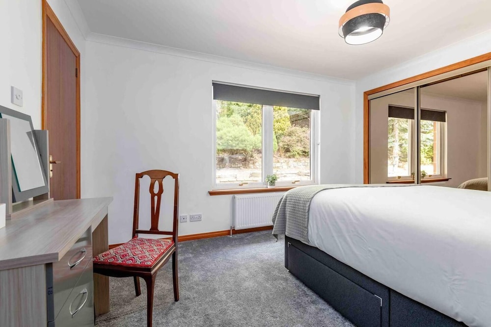 3 Bedroom Bungalow With Htub & Private Loch Access view 5