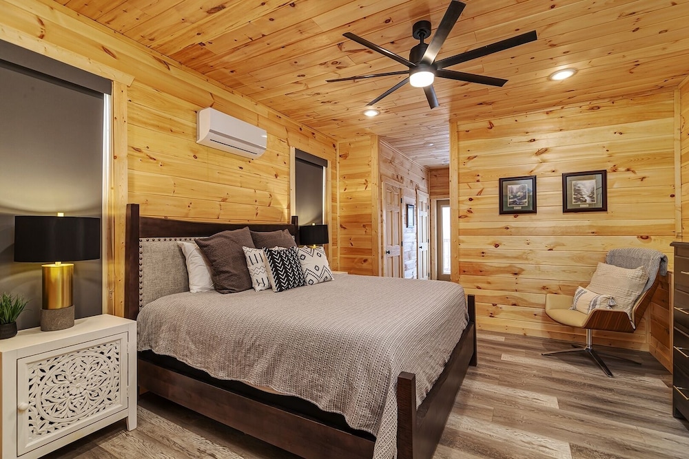 A Cabin On The Rocks - 3 Bedrooms, 3.5 Baths, Sleeps 10 3 Cabin by RedAwning view 2