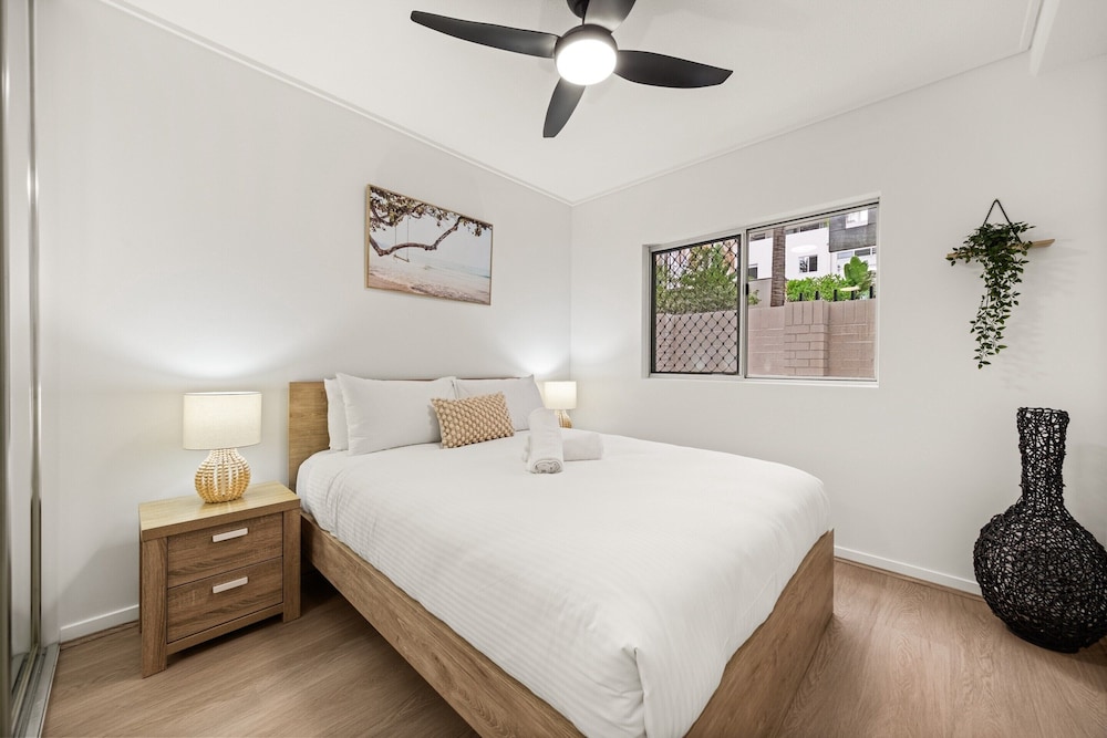 Vibrant 2-bed Apartment With Pool and Gym Access
