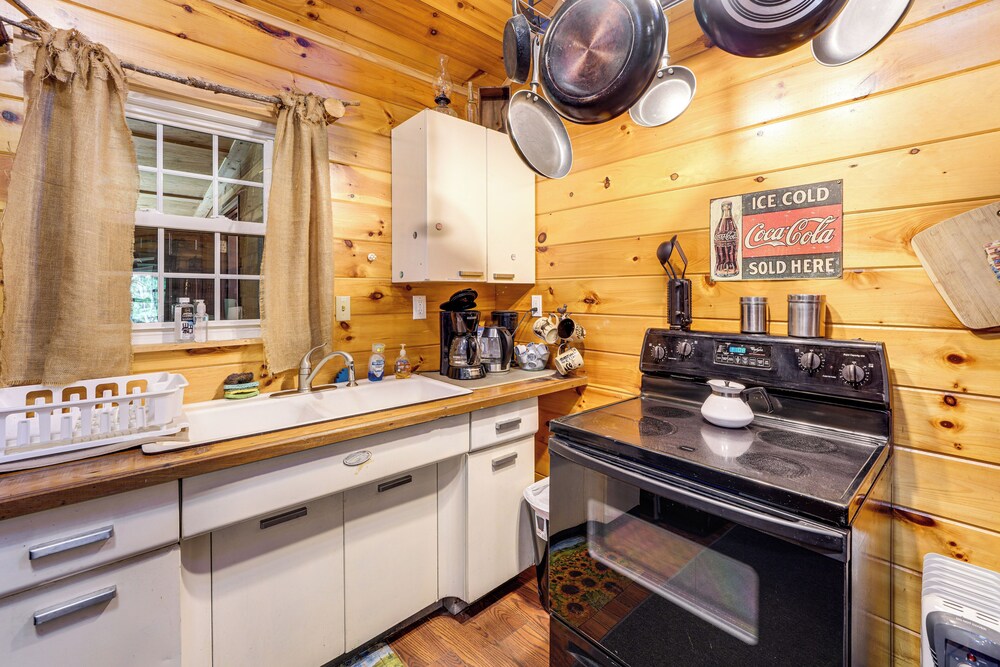 Rustic, Woodsy Cabin in Palestine w/ Pool Table!