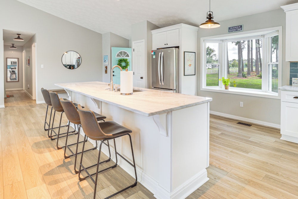 Boat Dock & Kayaks: Waterfront Home in Deltaville!