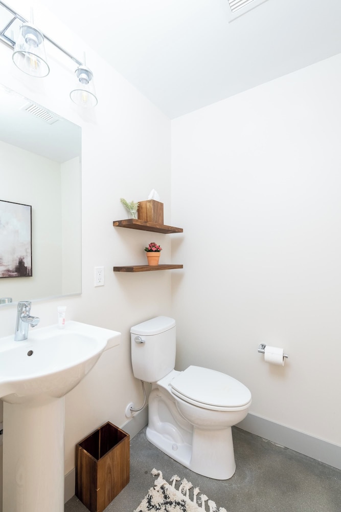 Brewery District Apartment Near Fiserv with Rooftop, Gym, and Parking