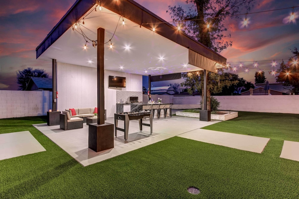 Putting Green & Gazebo: Upscale Peoria Home view 5