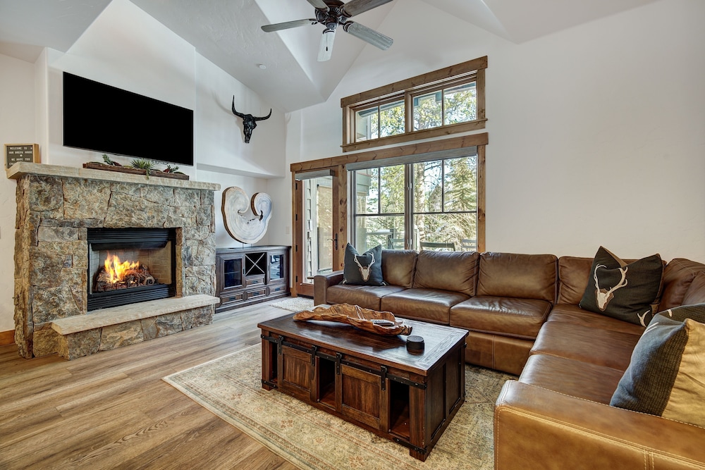 Updated, Modern Townhome With Private Garage 2 Bedroom Condo