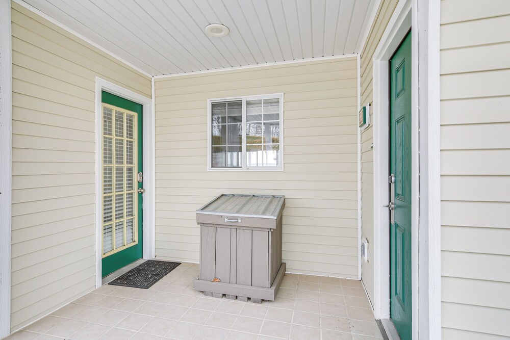Resort Hot Tub Access! Table Rock Lake Condo