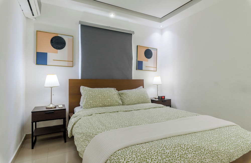 Oceanfront Condo in Ave. España Sleeps 8