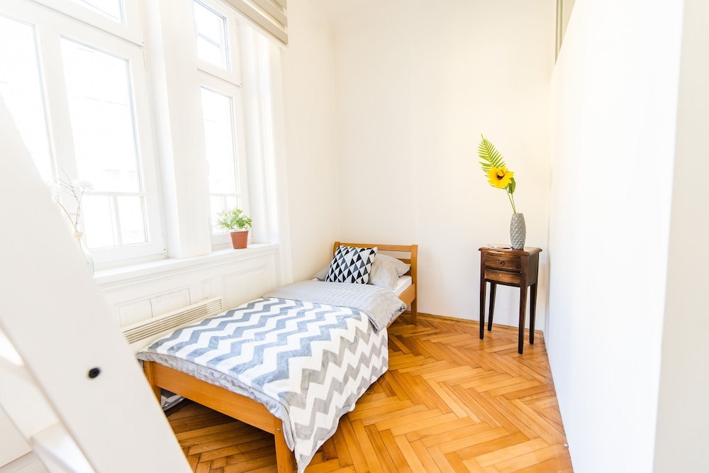 Bright and Modern Duplex in the City Center! view 2