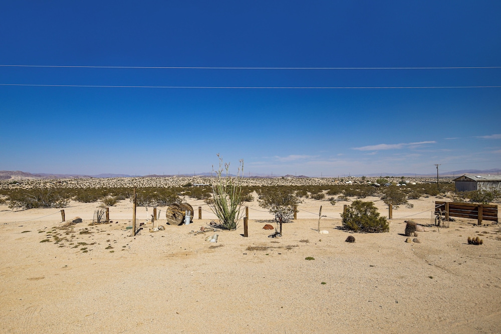 Boho Bungalow w/ Hot Tub: 16 Mi to Joshua Tree NP