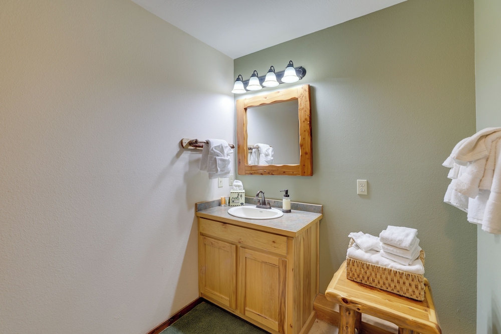 4 Mi to Marina: Cozy Log Cabin in Eureka Springs!