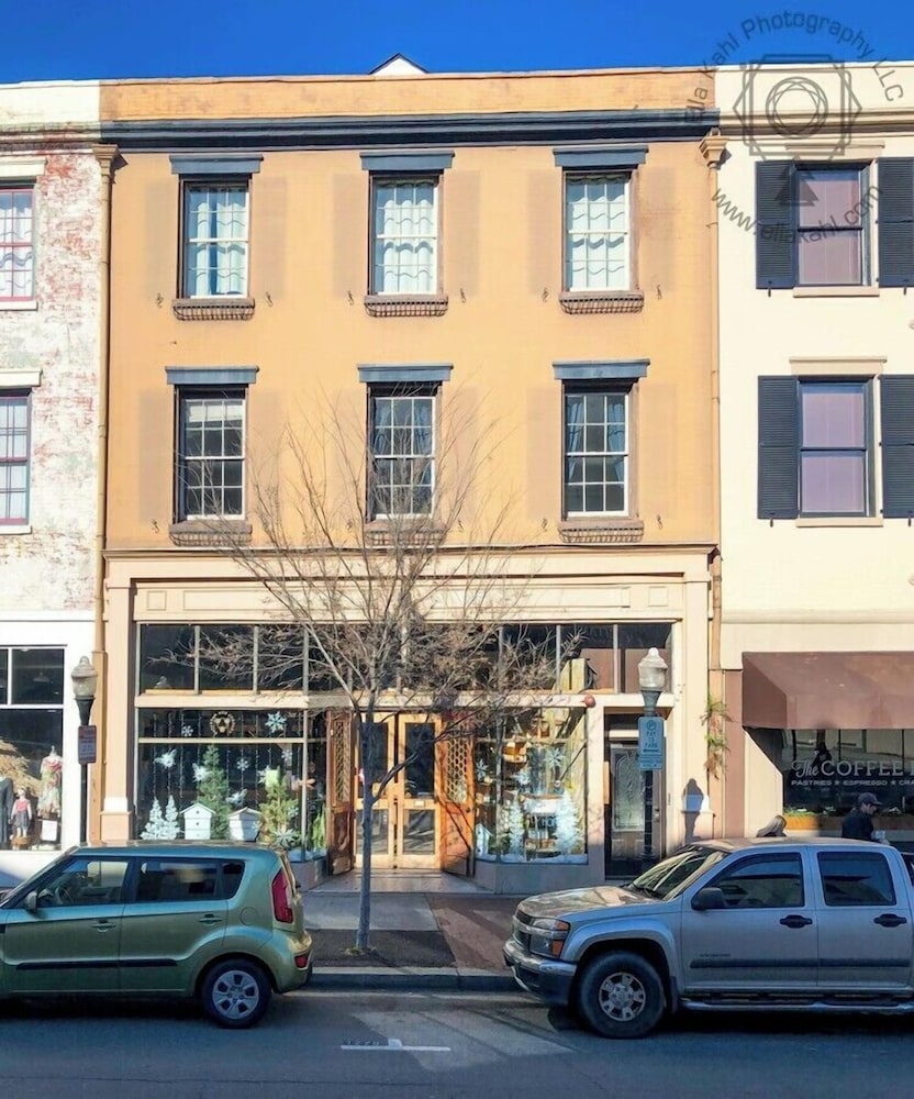 Bee on Broughton - Historic Downtown
