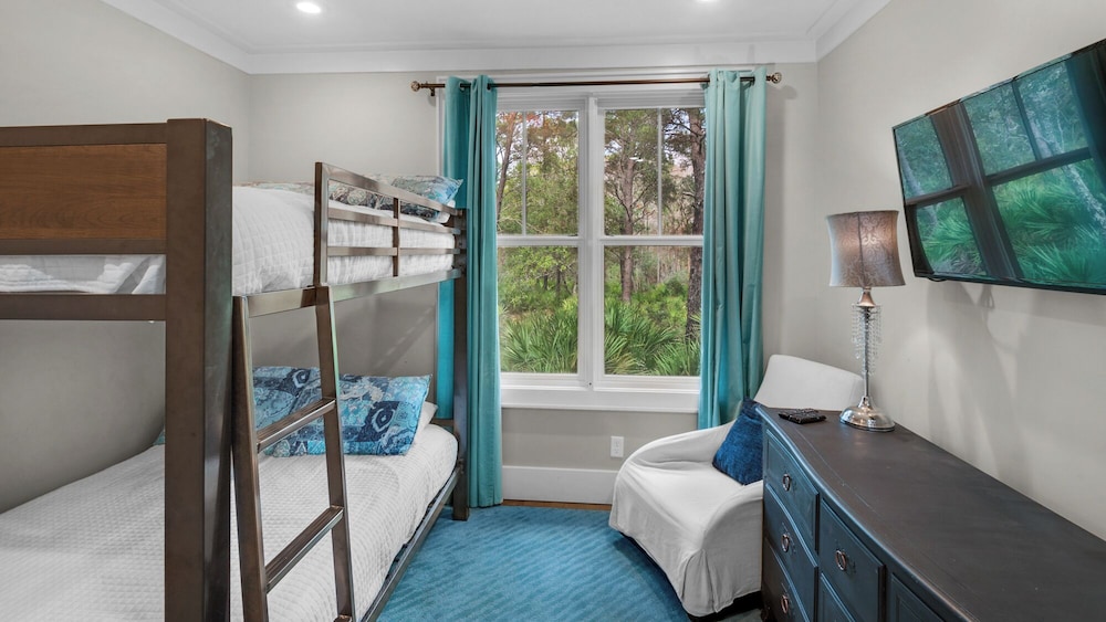 Sleep up to 20 - 2 Homes Side by Side - Gated Community w/ Community Pool! view 4