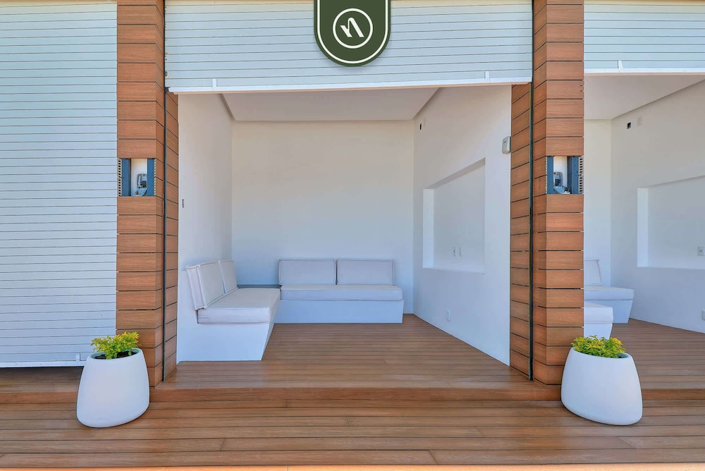 Condo With Balcony - Rooftop Pool With Ocean View