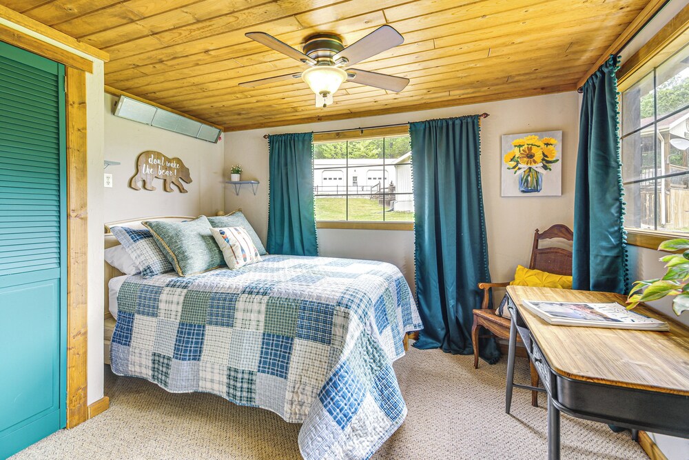 Hike, Swim & Fish: Lakefront Cabin in Roach!