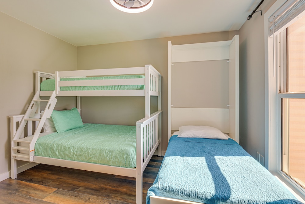 Walk to Okaloosa Island Beach: Coastal Condo!