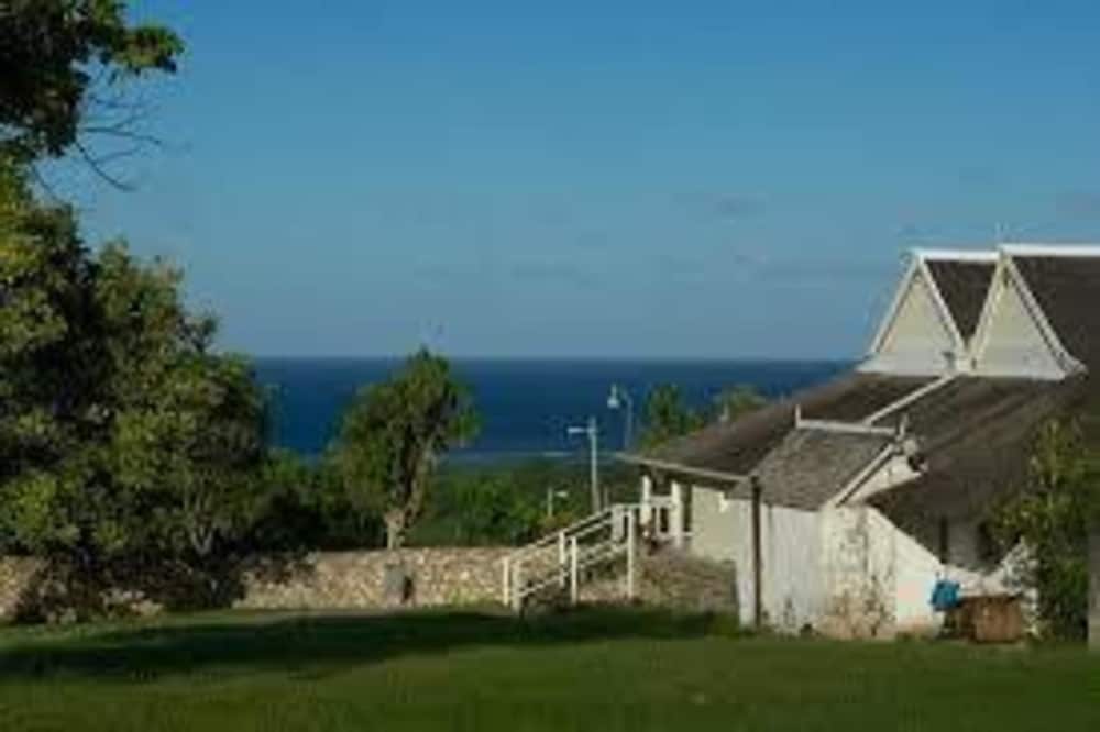 Bamboo - Sleeps 6 - Garden - Parking view 2