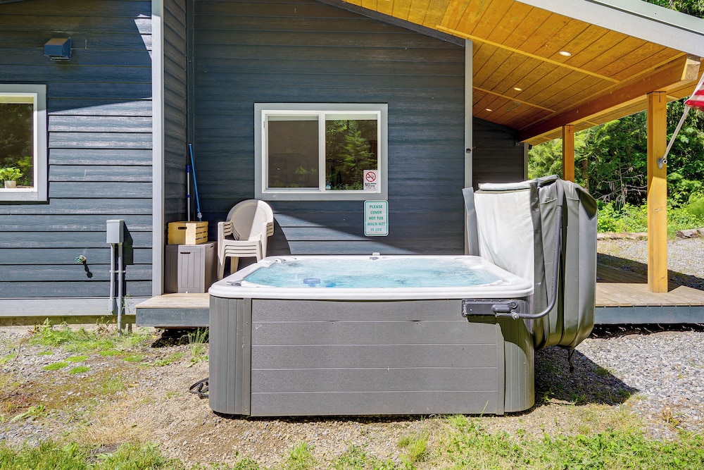 Deck, Hot Tub & Views: Sleek Getaway in Index!