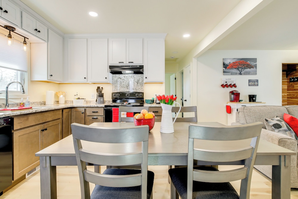 2 Mi to Lincoln Park Zoo: Family-friendly Home