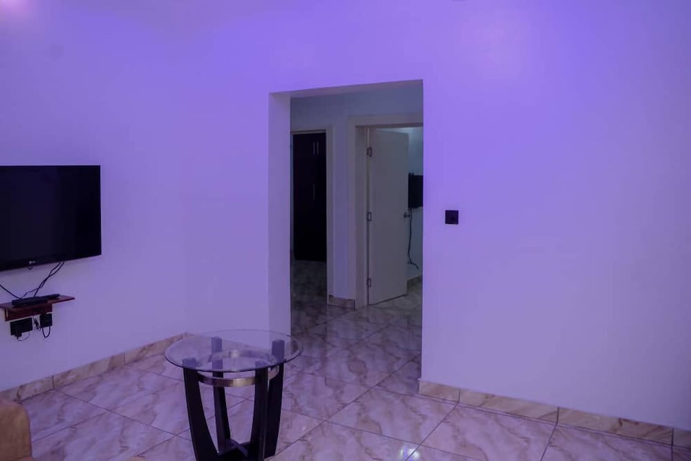 Bamgbose Apartments - Sleeps 2 - Parking - Balcony