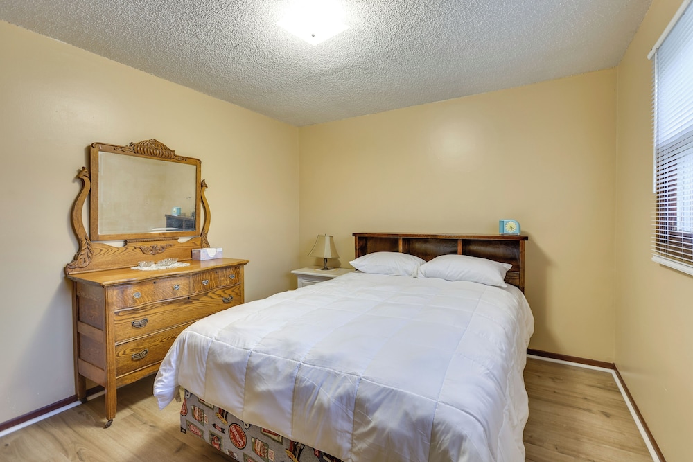 2 Mi to Kansas State Fairgrounds: Cozy Apartment!