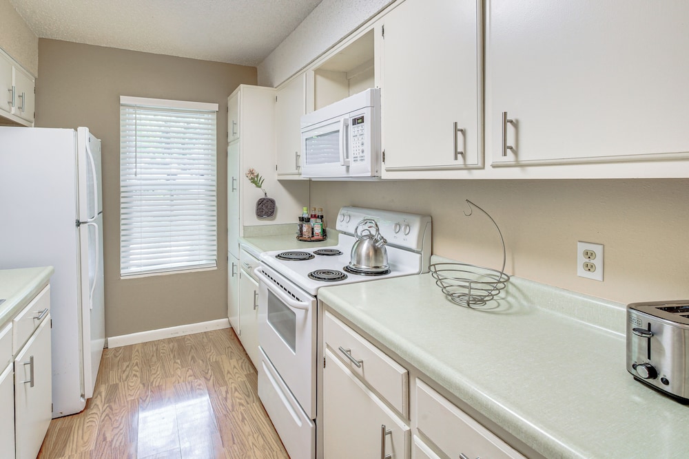 Walk to Lake Desoto: Home w/ Hot Tub Access!