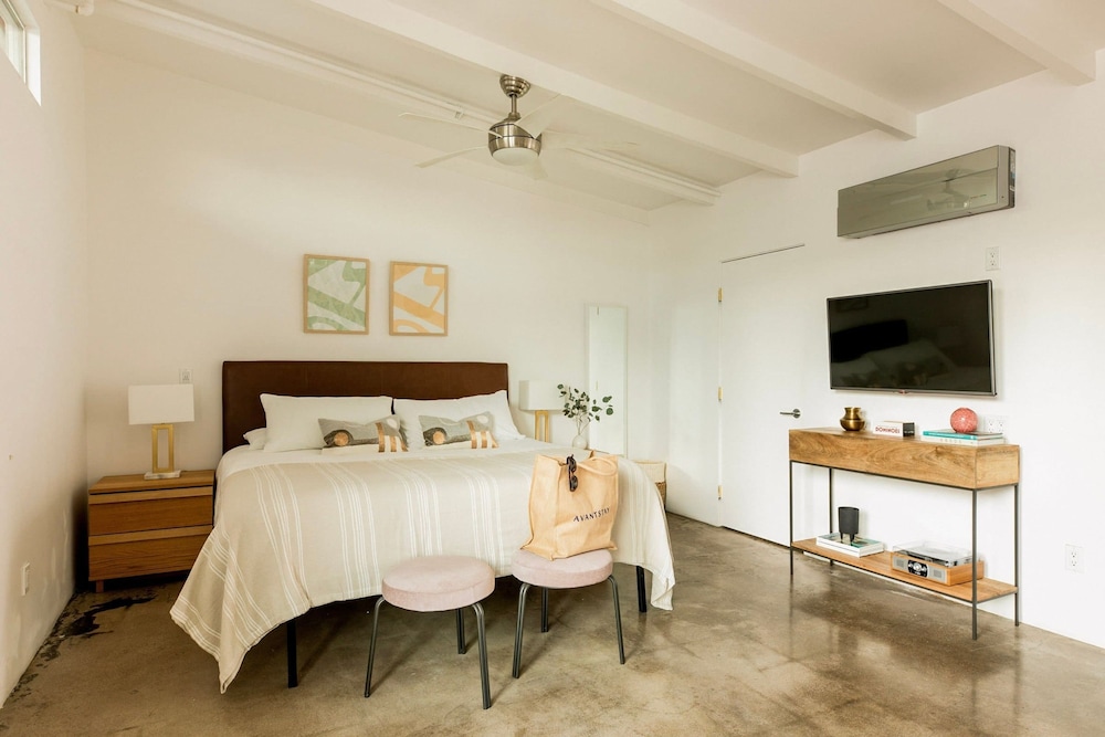 5 Private Rooms Sleeps 14 Wesley Studio Buyout